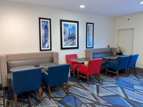 Holiday Inn Express Hotel & Suites Chicago-Libertyville an IHG Hotel - image 8