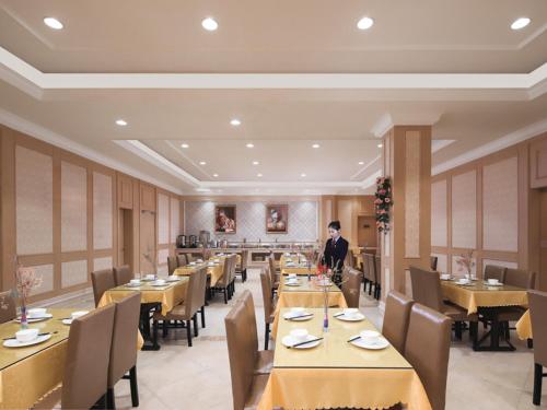 . Vienna Hotel (Shanghai jinshanwei Railway Station City Beach Shop)