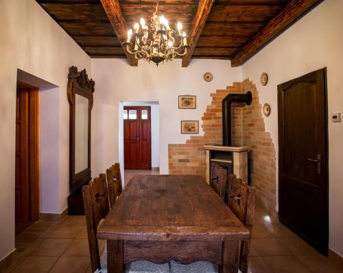 Iekārtas, Grabensia Fogadó (Grabensia Fogado) in Holloko