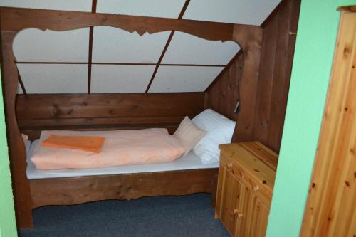 2 bedrooms, 7 beds