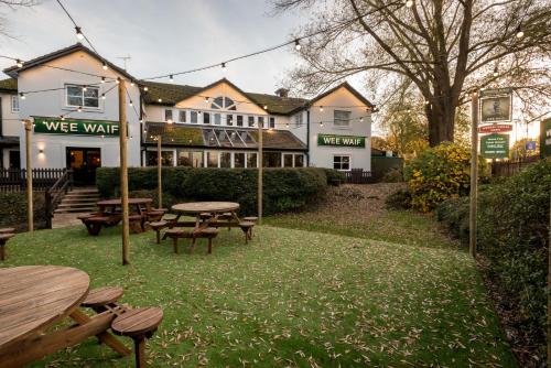 Wee Waif by Greene King Inns, Reading (foto 11)
