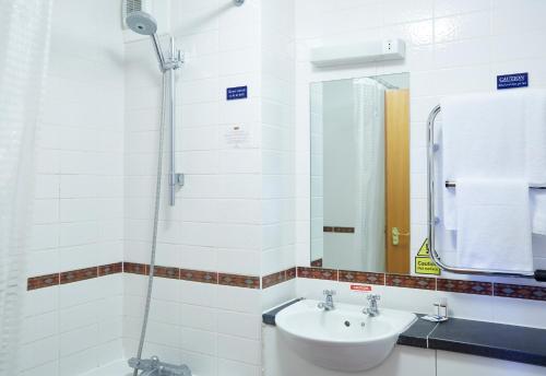 Koupelna, Wee Waif by Greene King Inns in Wokingham