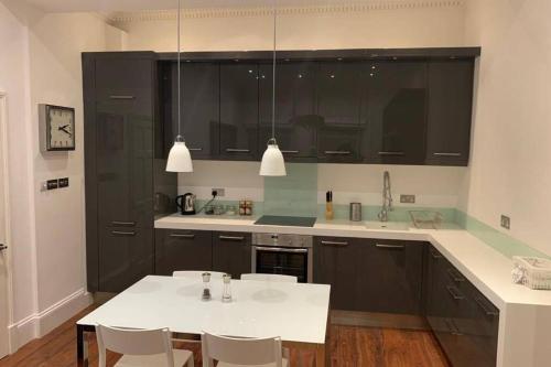 Stylish 2 Bedroom Apartment In South Kensington, , London