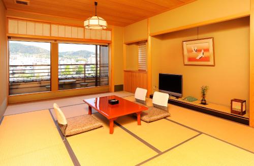 Tazuru Ideally located in the prime touristic area of Central Kyoto, Tazuru promises a relaxing and wonderful visit. Featuring a complete list of amenities, guests will find their stay at the property a comf