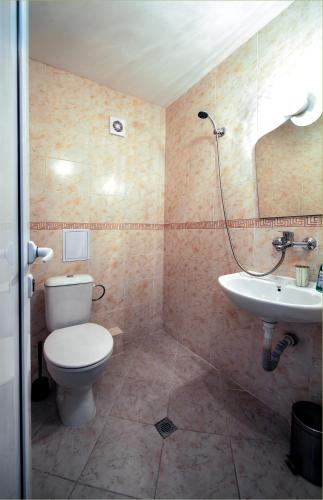Twin Room image 5