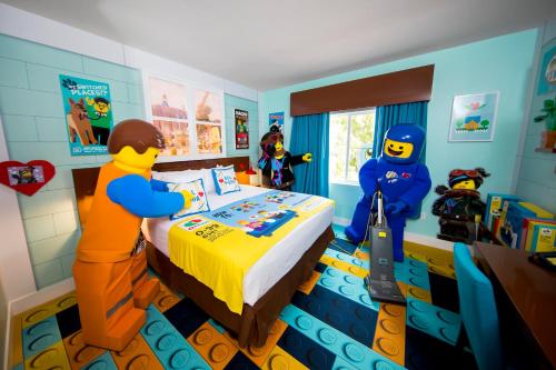 1 twin bed, 1 bunk bed
