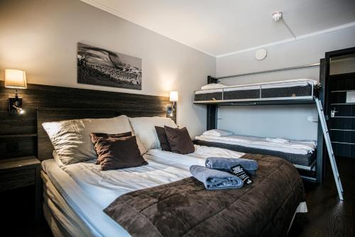 4 twin beds