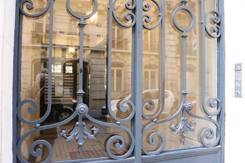 Bright and Newly Renovated 2 Bedroom Apartment, Hip & Central Paris, Montmartre-Opera