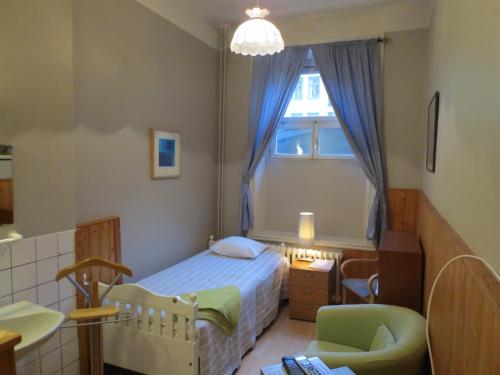 Budget Single Room with Shared Bathroom