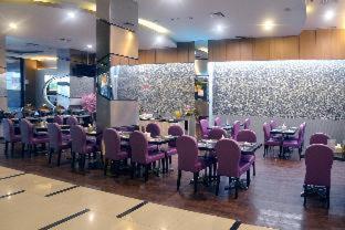 World Hotel near Museum Bank Indonesia