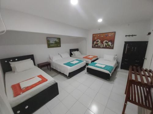 1 double bed, 2 twin beds
