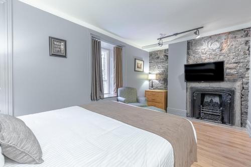 1 Queen bed