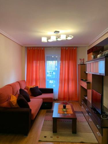  APARTAMENTO MOTA-2 HUCA-LOS PRADOS; PARKING Y WIFI GRATIS, Pension in Oviedo