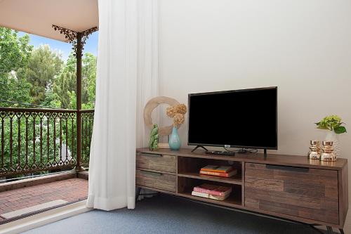 Comfy 2-Bed Apartment with Gym and Pool