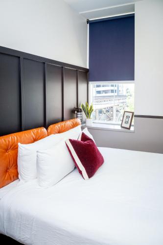Deluxe Queen Room image 2