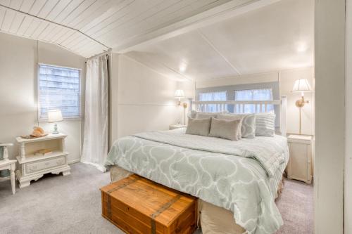 Seaside Classic Cozy Bungalow - image 2