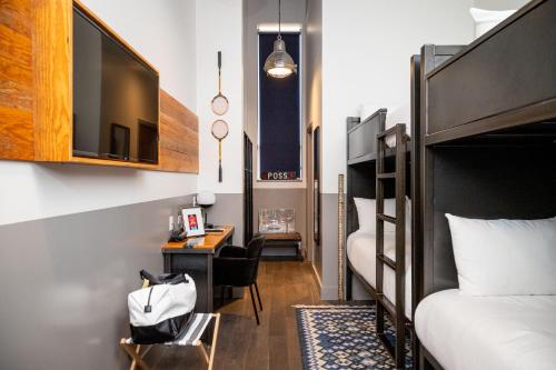 Signature Quadruple Room image 2