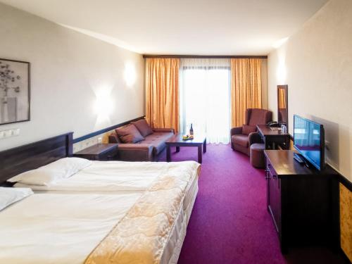 Double Room with Balcony image 5