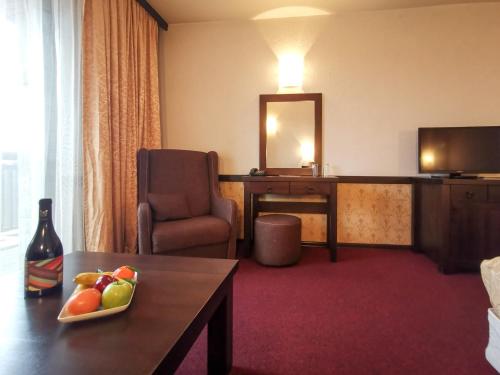 Double Room with Balcony image 7