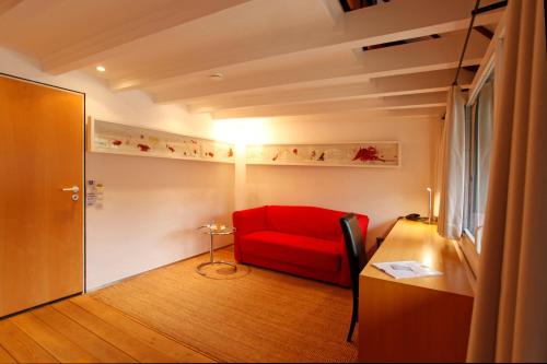 1 queen bed, 1 sofa bed