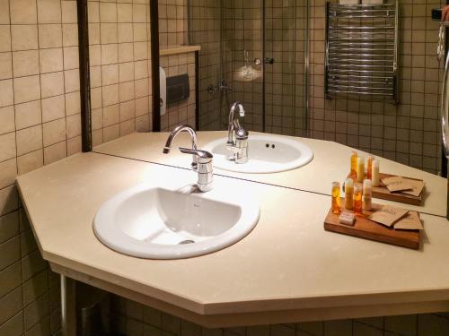 Double Room with Balcony image 10