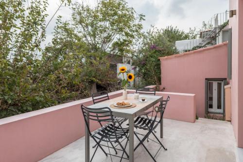 Anafiotika hideaway acropolis Athens by Cycladica gîte à louer Sanctuary of Artemis Brauronia