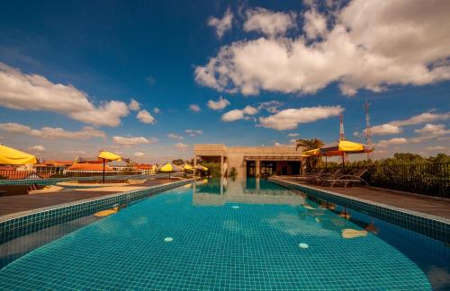 Swimming pool, The Twizt-Lifestyle Hostel & Hotel in Siem Reap