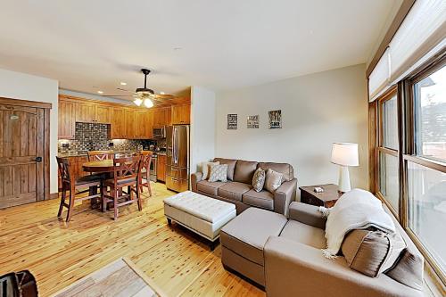 Luxe Mountain Getaway - 3 Blocks to Main Street! condo - main image