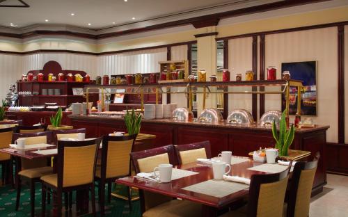 Moscow Marriott Grand Hotel - image 4