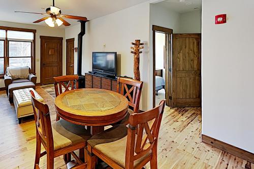 Luxe Mountain Getaway - 3 Blocks to Main Street! condo - image 8