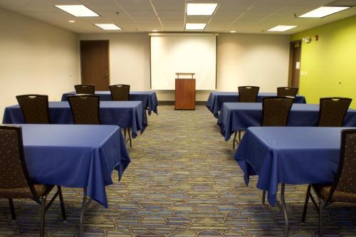 Holiday Inn Express Hotel & Suites-St. Paul an IHG Hotel - image 5