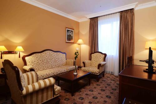 1 king bed, 1 sofa bed