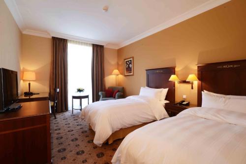 1 king bed, 2 twin beds