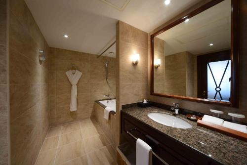 room detail thumbnail 2