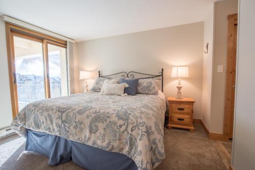 Vintage Ski Lodge Styled Plaza Condo Apts - image 6