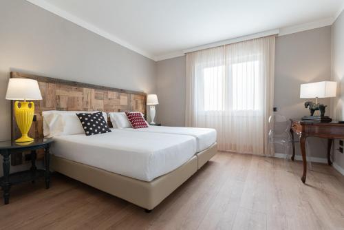 3 twin beds