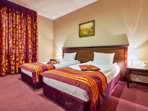 Yantra Grand Hotel - image 7