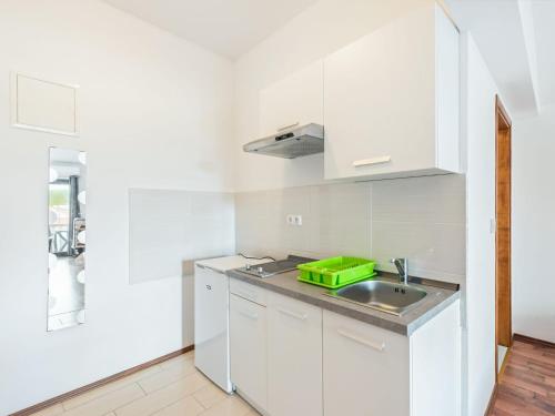 Pleasant Apartment in Posedarje near Sea - image 2