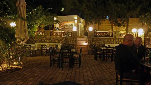 Oasis Hotel - image 4