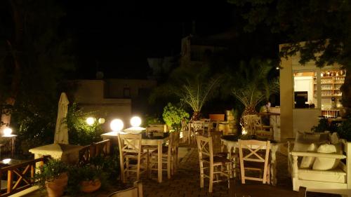 Oasis Hotel - image 11