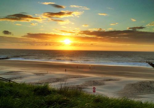 AMAZING BEACH & SUNSETS JUST 75m FROM THE BEACH! in Sluis