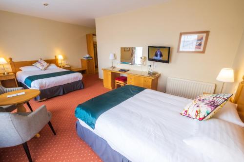 1 double bed, 1 twin bed