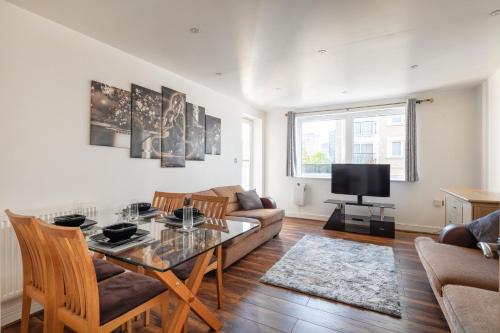 Luxury 2 Bedroom Apartment (gym And Parking Included), , London