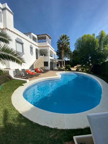 Luxury Villa Marbella with nice garden, Pool and Jacuzzi BY Varenso Holidays