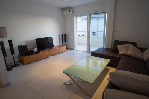 Becici Three-Bedroom Penthouse Apartment with Jacuzzi