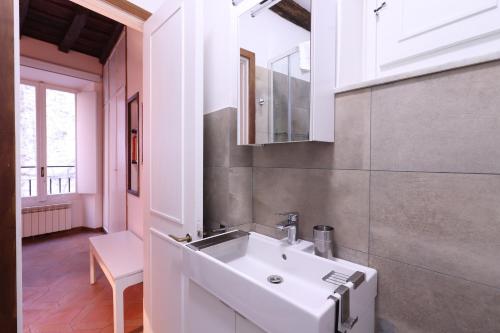 Lovely Navona Apartment - image 4