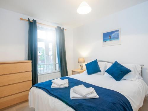 Beautiful large 5 bedroom house close to City & M4 gîte à louer Duffryn