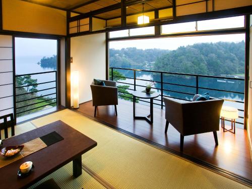 Japanese-Style Deluxe Twin Room with Shared Bathroom - Ocean Front 