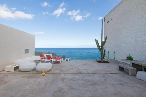  HomeForGuest NextDoor Oasis ocean front, terrace, natural pool, Pension in Arico el Nuevo