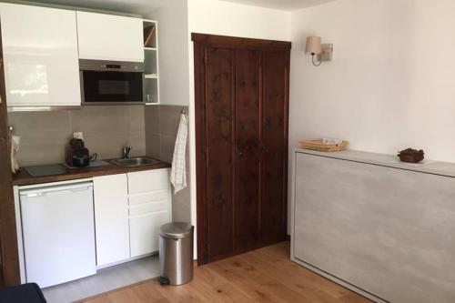 ห้องครัว, Studio au calme avec jardin et vue Mont-Blanc in ลา ฟราส
